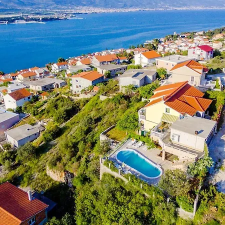 Charming With Private Pool In Mastrinka - 98 Sqm