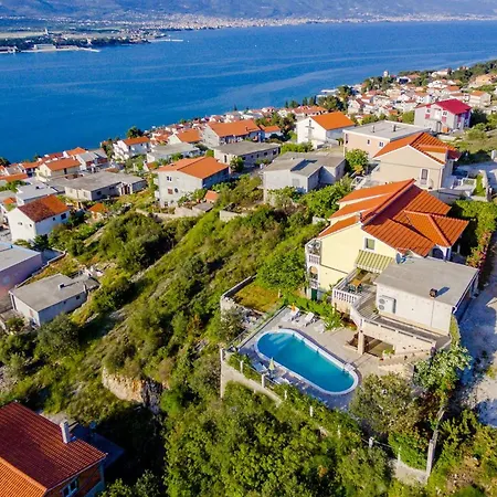 Appartamento Charming With Private Pool In Mastrinka - 98 Sqm Traù