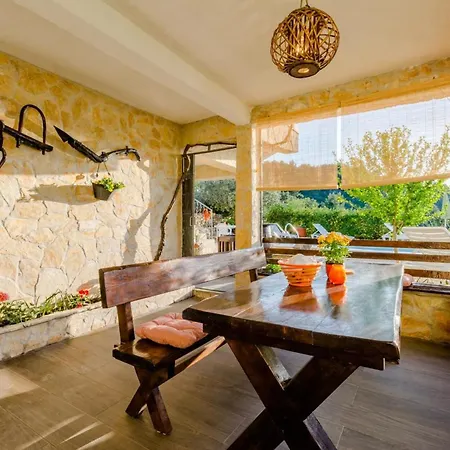 Charming Mastrinka With Private Pool Trogir